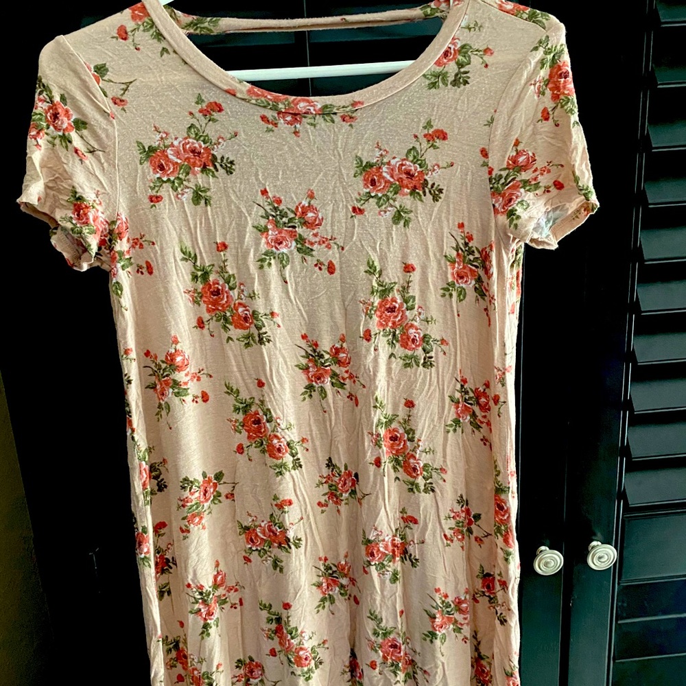 Cute tee-Shirt dress deep open back